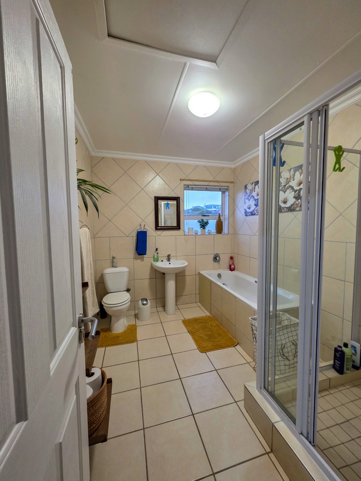 5 Bedroom Property for Sale in Wavecrest Eastern Cape